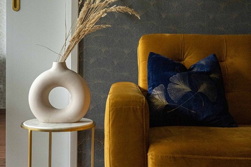 We adapted our furniture selection and custom furniture designs to the existing interior of this apartment, featuring Art Deco style elements